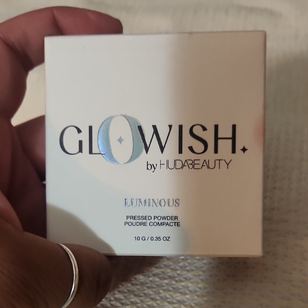 HUDA BEAUTY GloWish Luminous Pressed Powder - Silver and White